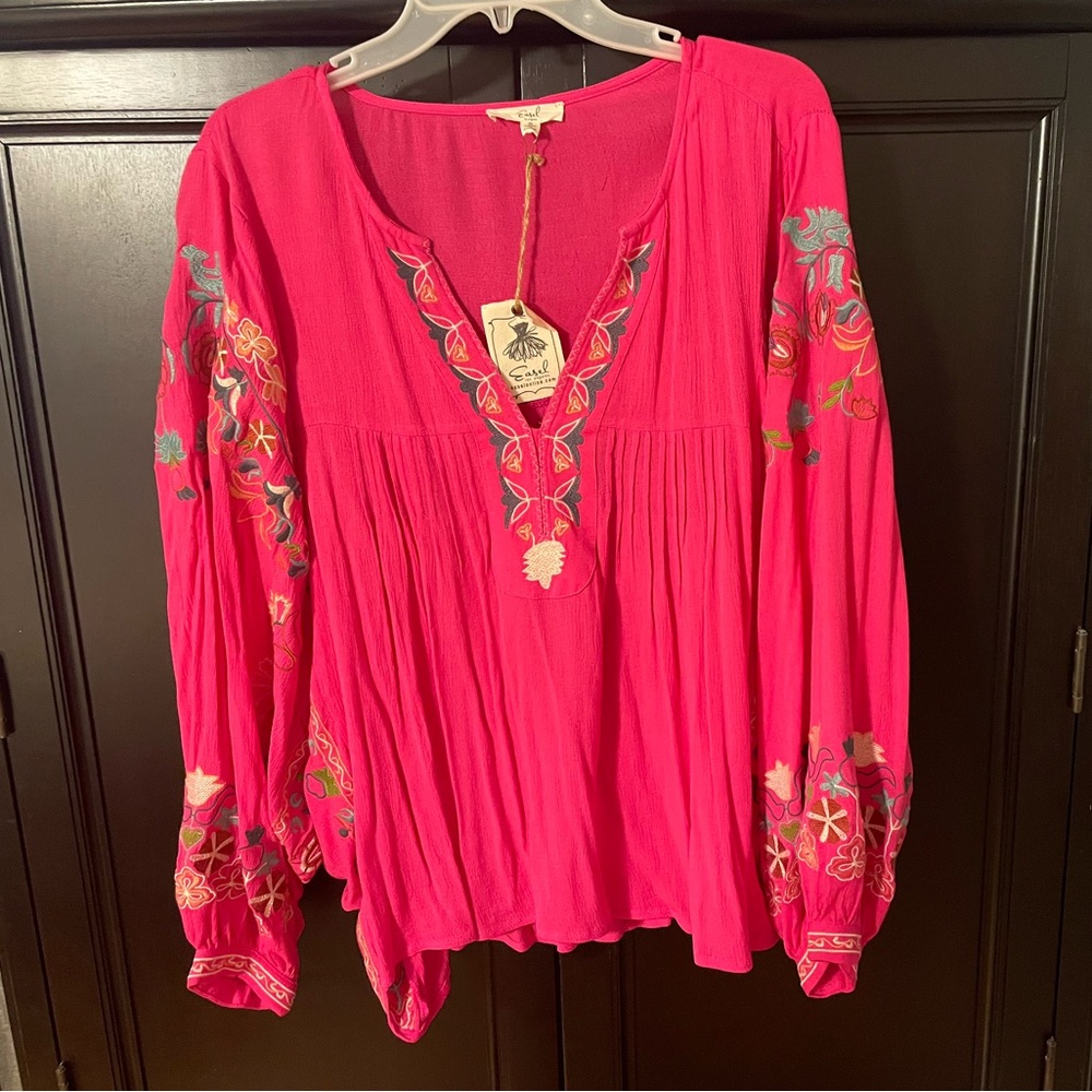 Easel boho top size Small but very oversized. NWT.